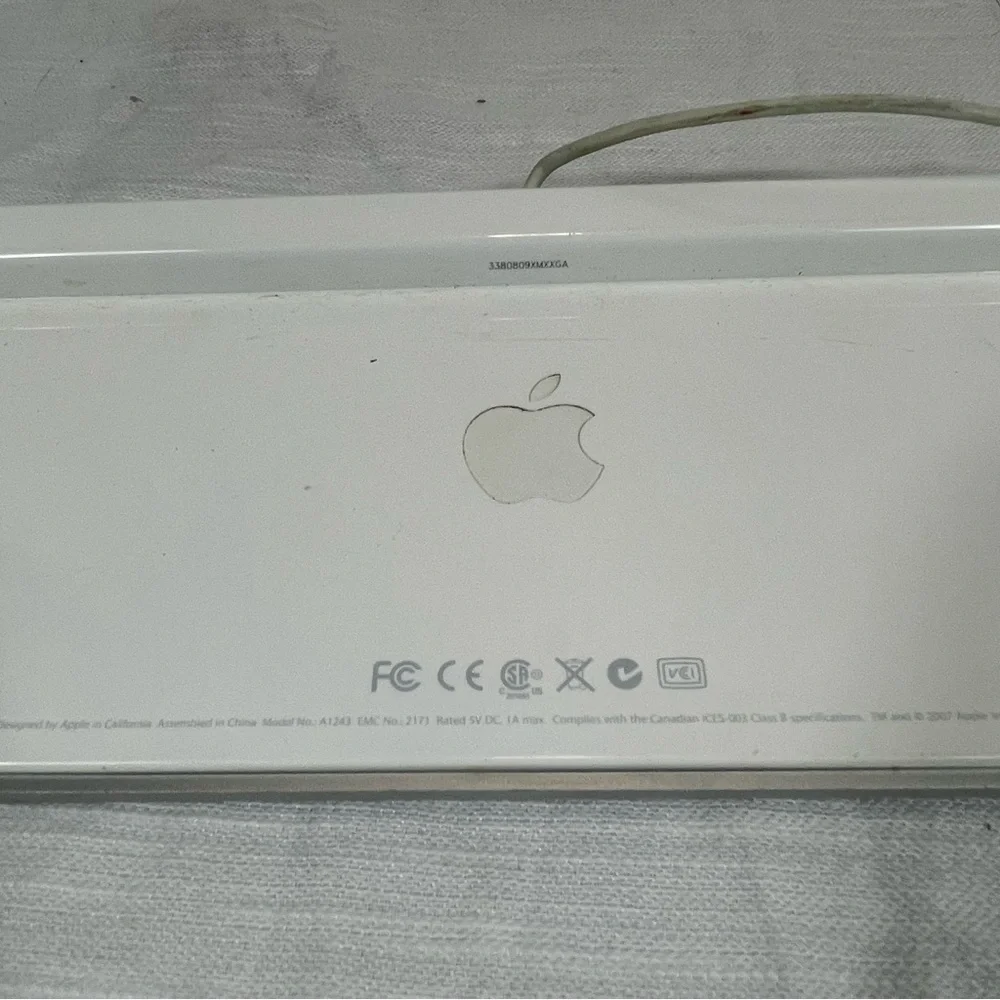 Apple A1243 Wired USB Keyboard with Numeric Keypad